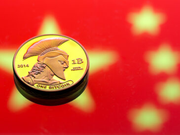 Mynt med Kinas flagga i bakgrund