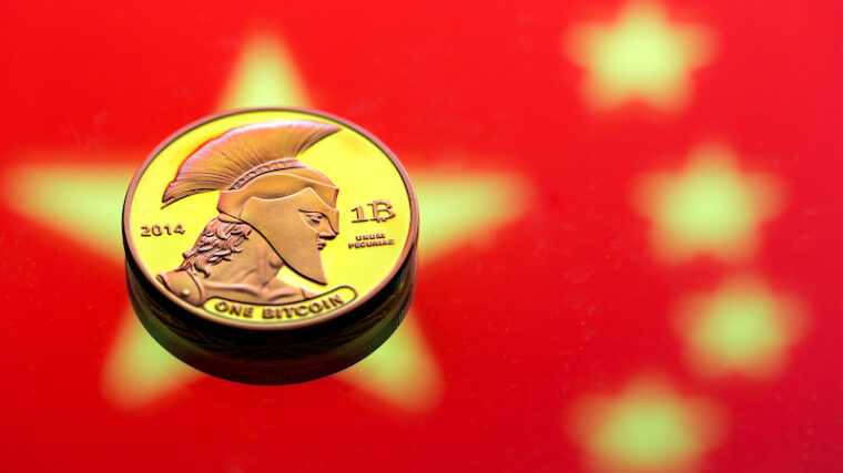 Mynt med Kinas flagga i bakgrund