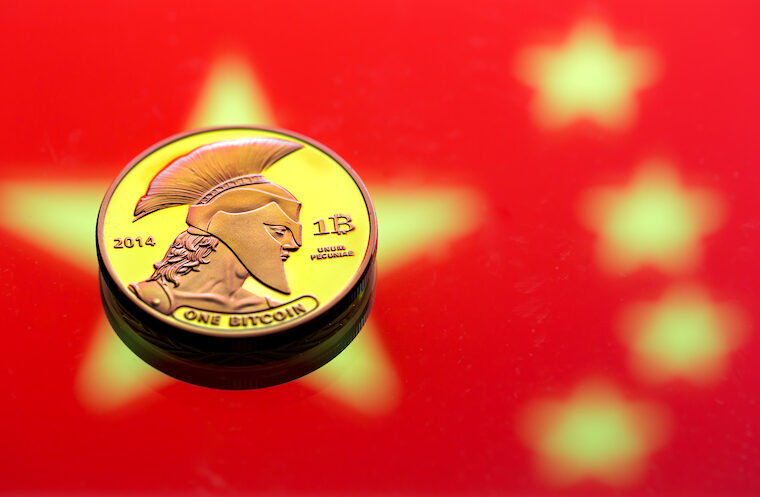 Mynt med Kinas flagga i bakgrund