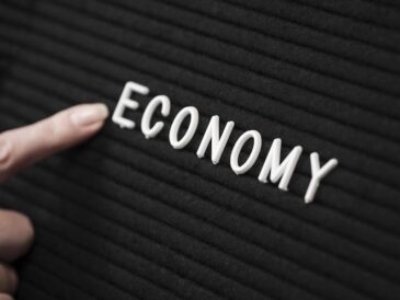 Bild med bokstäverna economy