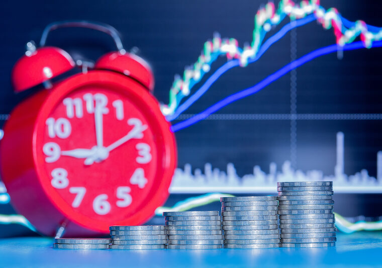 Klocka och diagram i bakgrunden