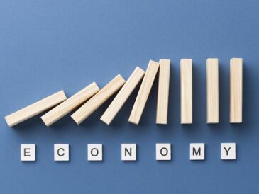 Staplar i trä med text economy