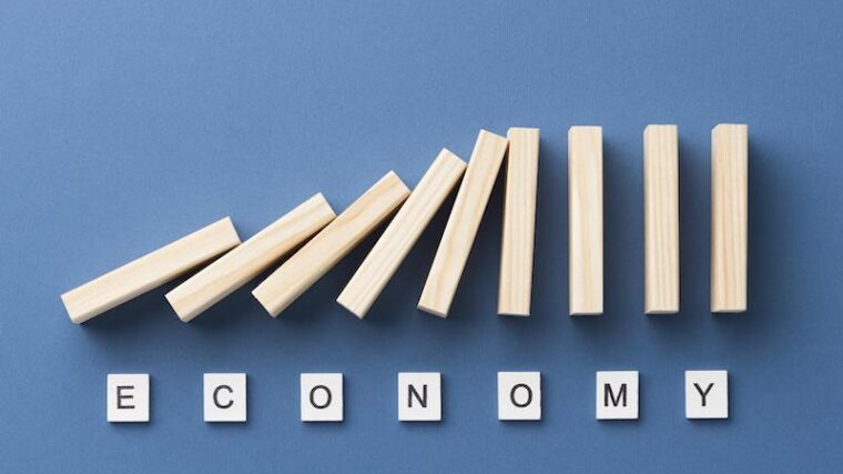 Staplar i trä med text economy