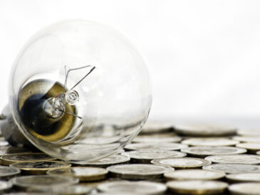 Glödlampa på en bädd av mynt