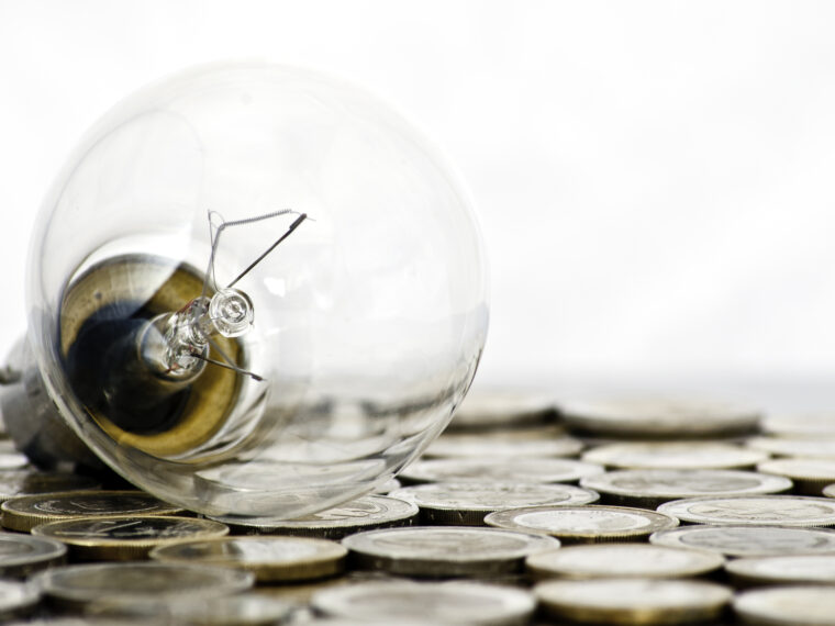 Glödlampa på en bädd av mynt